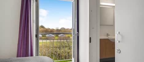 2 室のベッドルーム、WiFi (無料)