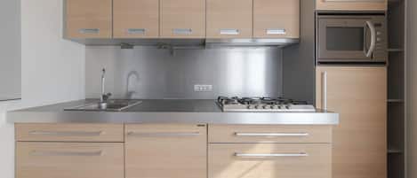 Microondas, horno, lavavajillas y mesa de comedor