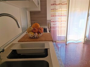 Ofen, Herdplatte, Geschirrspüler, Kochgeschirr/Geschirr/Besteck