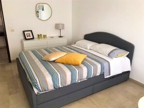 2 Schlafzimmer, Bügeleisen/Bügelbrett