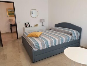 2 Schlafzimmer, Bügeleisen/Bügelbrett