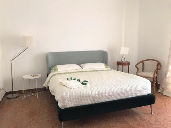 2 quartos, ferros/tábuas de passar roupa