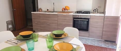 Ofen, Herdplatte, Geschirrspüler, Kochgeschirr/Geschirr/Besteck