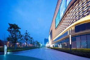 A modern building with a curved facade and large windows. - Ronhuw Garden Hotel (Chengdu)