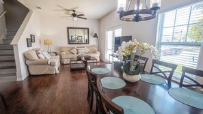 Maison mitoyenne, 4 chambres | Restauration dans la chambre