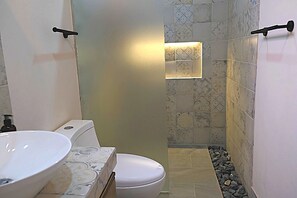 Douche, séchoir à cheveux, serviettes fournies, papier de toilette