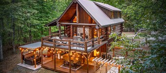 Cozy Bear Lodge Log Cabin, Big Green Egg, Outdoor Grill Station, Hot Tub grotto