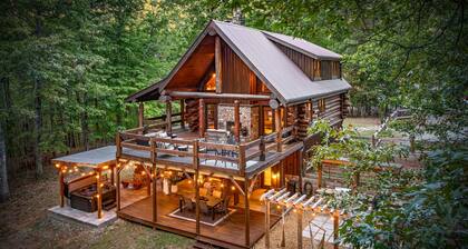 Cozy Bear Lodge Log Cabin, Big Green Egg, Outdoor Grill Station, Hot Tub grotto