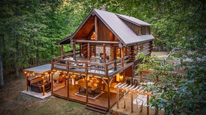 Cozy Bear Lodge Log Cabin, Big Green Egg, Outdoor Grill Station, Hot Tub grotto