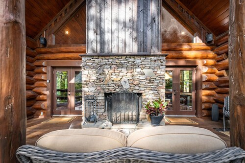 Cozy Bear Lodge Log Cabin, Big Green Egg, Outdoor Grill Station, Hot Tub grotto