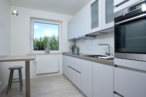 Køleskab, ovn, kogeplade, opvaskemaskine