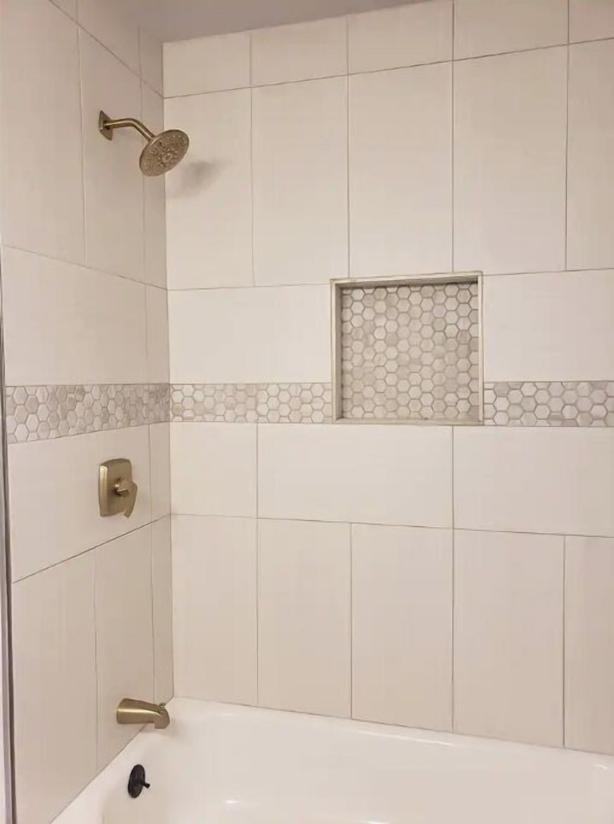 Ensemble douche/baignoire, sèche-cheveux, serviettes fournies, savon