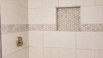 Ensemble douche/baignoire, sĂšche-cheveux, serviettes fournies, savon