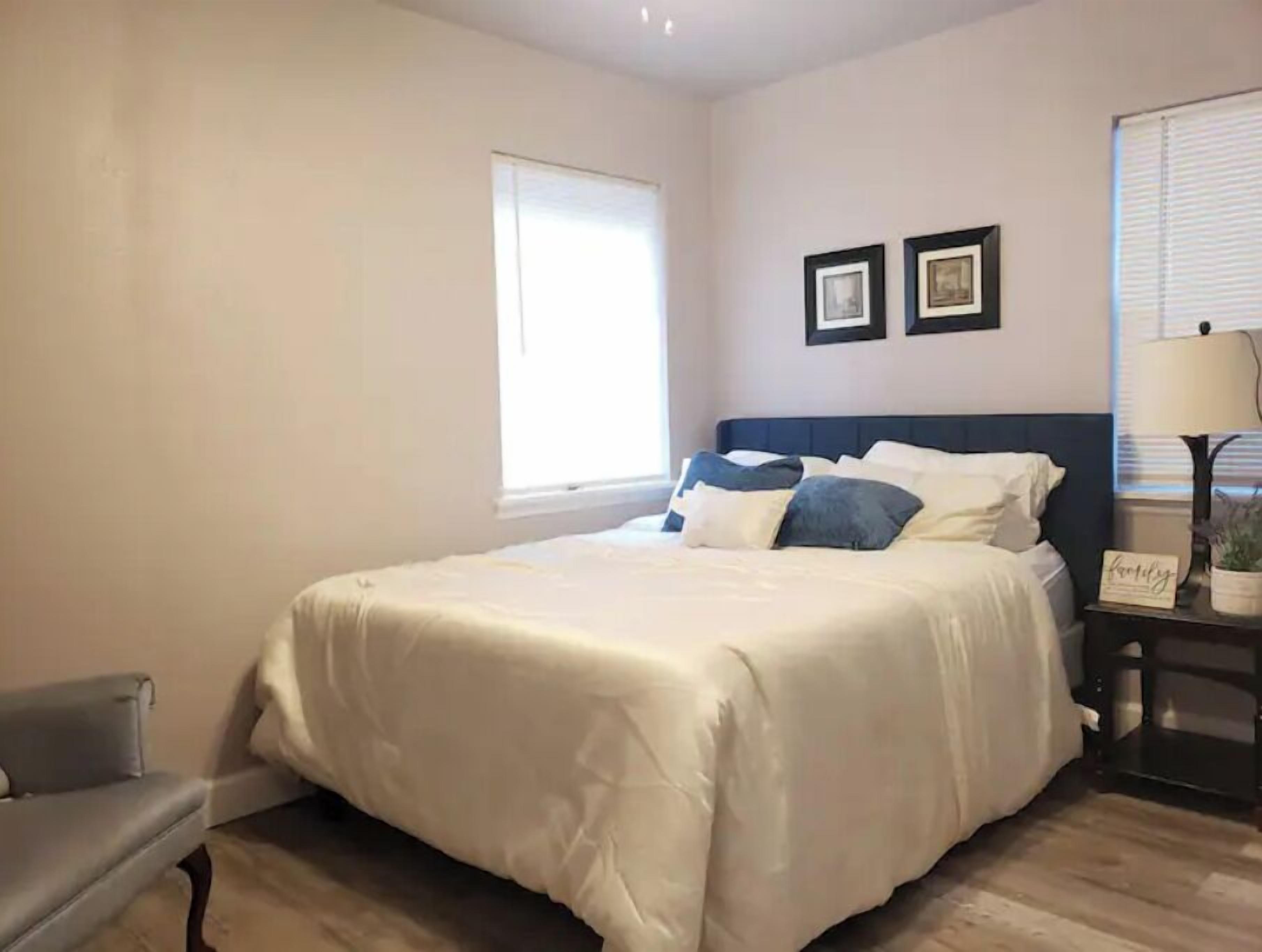 2 soverom, skrivebord, strykejern/-brett og wi-fi (inkludert)