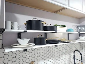 Frigorifero, microonde, forno, piano cottura