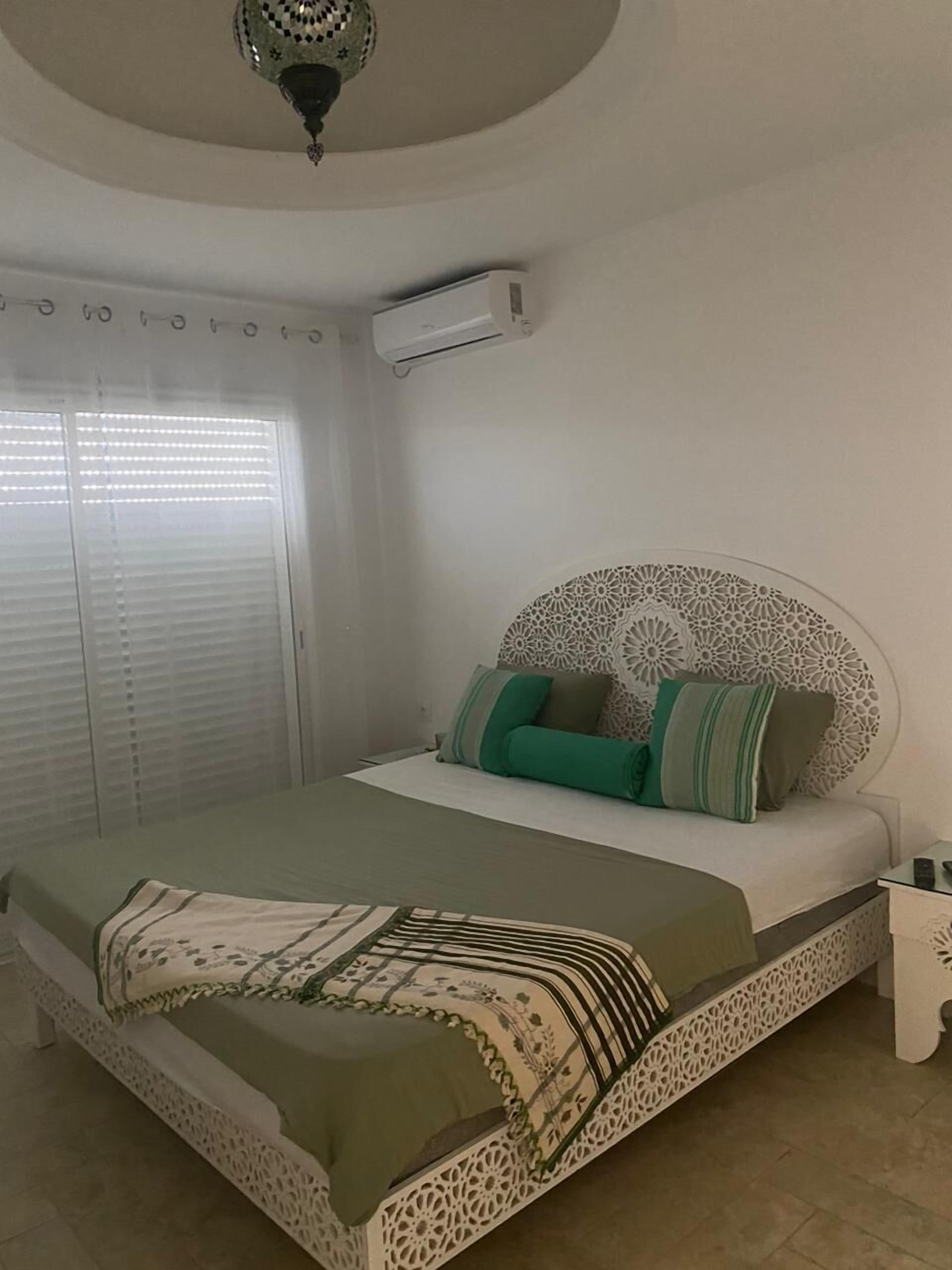 4 sovrum, ljudisolering, strykjärn/strykbräda och resesäng