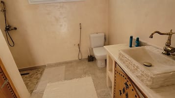 Ducha, toallas, jabón y papel higiénico