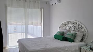 4 makuuhuonetta, äänieristys, silitysrauta/-lauta, vauvan matkasänky