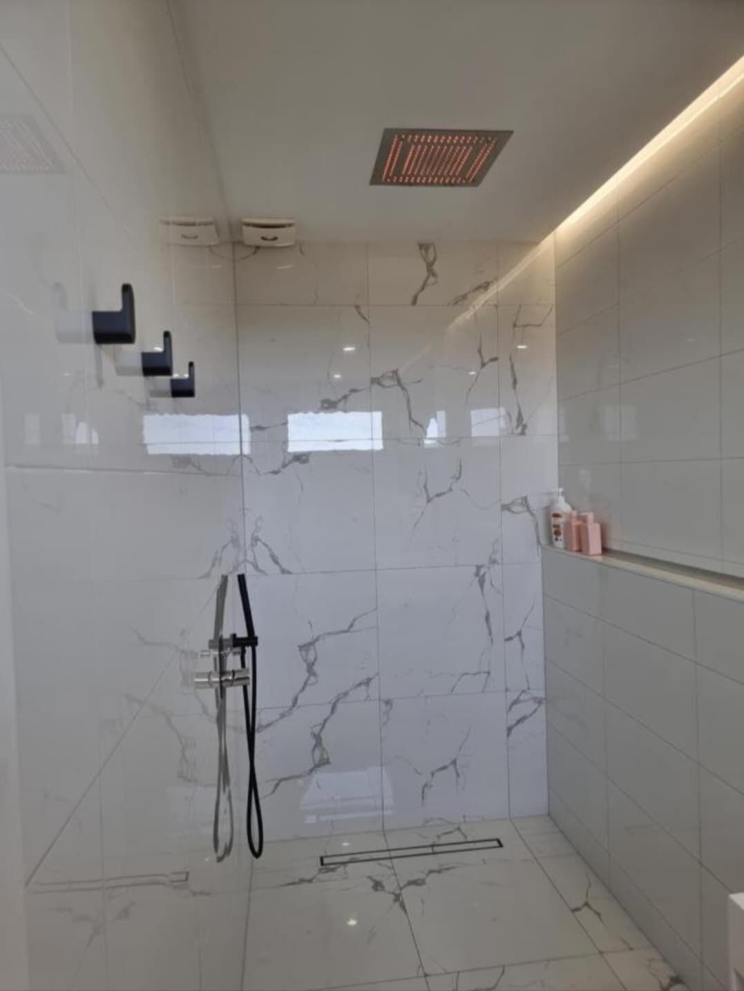 Baignoire, sèche-cheveux, serviettes fournies, savon