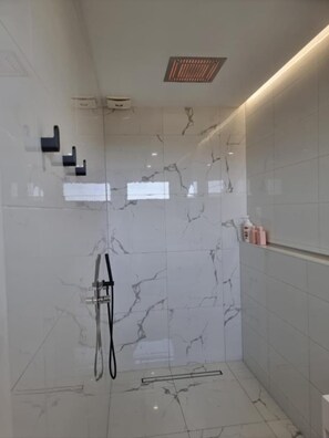 Bathtub, hair dryer, towels, soap - FOUR BEDROOM RESIDENTIAL HOUSE (Coffs Harbour)