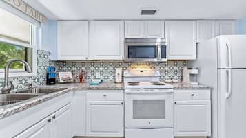 Refrigerador, microondas, horno y tostadora