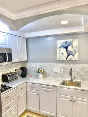 Réfrigérateur, four à micro-ondes, un four, surface de cuisson