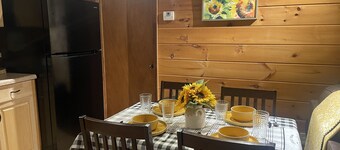 Cheerful & Cozy 2BD/2BA Cabin. Amazing rates for your visit!