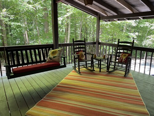 Cheerful & Cozy 2BD/2BA  Cabin. Amazing rates for your visit!