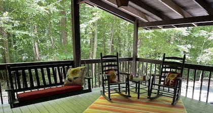 Cheerful & Cozy 2BD/2BA Cabin. Amazing rates for your visit!