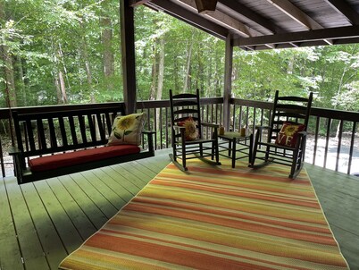 Cheerful & Cozy 2BD/2BA  Cabin. Amazing rates for your visit!