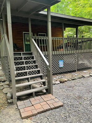 Exterior - Cheerful & Cozy 2BD/2BA Cabin. Amazing rates for your visit! (Cosby)