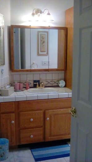 Combinazione doccia/vasca, asciugacapelli, asciugamani, sapone