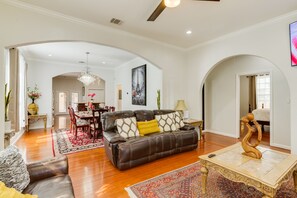 Nhà dành cho gia đình | Phòng tắm | Máy sấy tóc, khăn tắm, xà phòng, dầu gội 