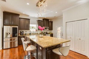 Nhà dành cho gia đình | Bếp riêng | Tủ lạnh, lò vi sóng, lò nướng, bếp nấu 