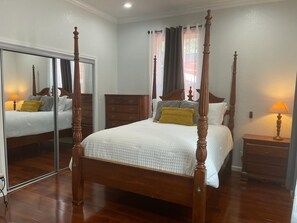 3 bedrooms, free WiFi, bed sheets - Woodlawn Main-House Downtown SA (San Antonio)