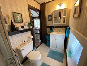 Bañera, secador de pelo, toallas y jabón