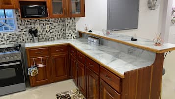 Een koelkast, een microgolfoven, een oven, een kookplaat