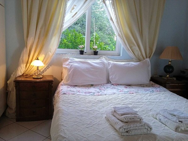 WiFi, bed sheets - Studio Flat - Sleeps 4 & Private Garden (Nivice, Sarande)