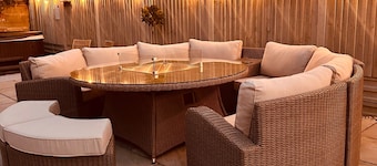 Luxury Group Celebration House with Hot Tub & Bar!