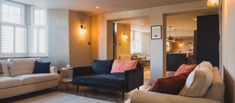 Luxury House sleeps 14 with Secret Bar near Bath