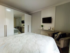3 habitaciones, tabla de planchar con plancha y cuna de viaje 