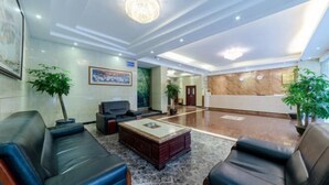 A lobby with leather sofas, a marble coffee table, a chandelier, and potted plants. - Senlian City Express Hotel (Qingyuan Gulongxia City Beiqi Station Store) (Qingyuan)