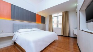 A modern hotel room with a large bed, a flat-screen TV, and a window with curtains. - Senlian City Express Hotel (Qingyuan Gulongxia City Beiqi Station Store) (Qingyuan)