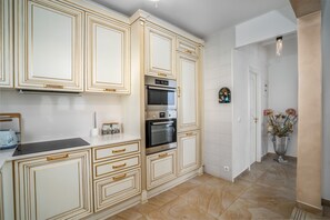 Kühlschrank, Mikrowelle, Ofen, Herdplatte