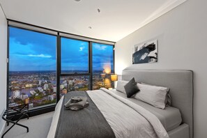 2 bedrooms, desk, iron/ironing board, travel cot - SkyHigh Style ~ 2Bed/2Bath/1Car/VIEWS! ~ CBD (Brisbane City)