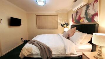 3 habitaciones, tabla de planchar con plancha, wifi y ropa de cama