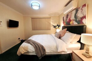 3 habitaciones, tabla de planchar con plancha, wifi y ropa de cama