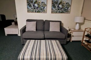 TV - Stylish Home 3mins walk to Worrigee Medical Centre (Worrigee)