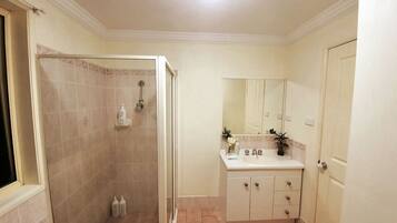 Tina con regadera y secadora de cabello