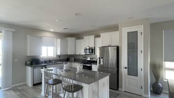 Jääkaappi, mikroaaltouuni, uuni, liesi